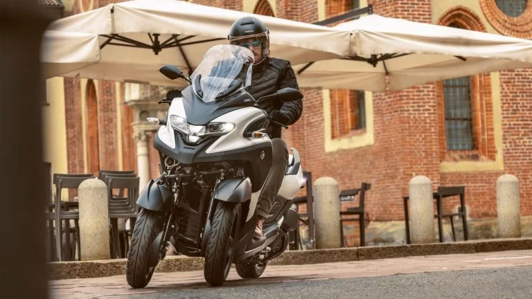 Tricity rijdend over straat.