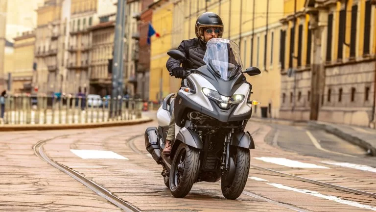 Tricity rijdend over straat