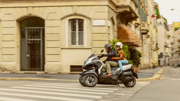 Tricity rijdend over straat