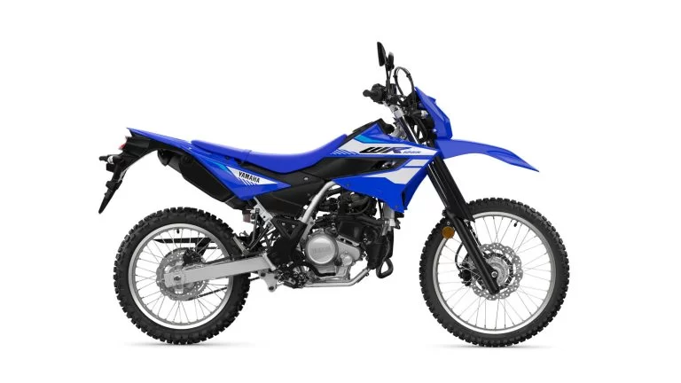 blauwe WR125R in een witte studio
