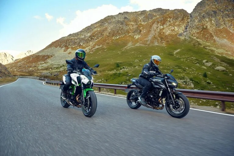 Kawasaki Z650 S 2027 in wit-groen en zwart op een bergweg