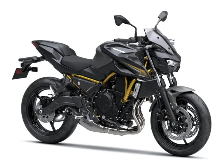 Kawasaki Z650 S Performance Akrapovič 2026 met titanium uitlaat en smoke windscherm