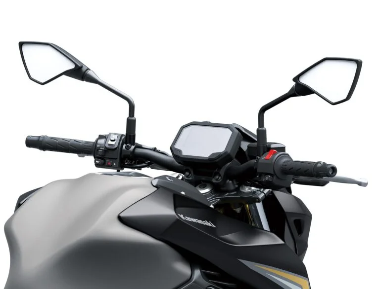Breder stuur en tankpanelen van de Kawasaki Z650 S