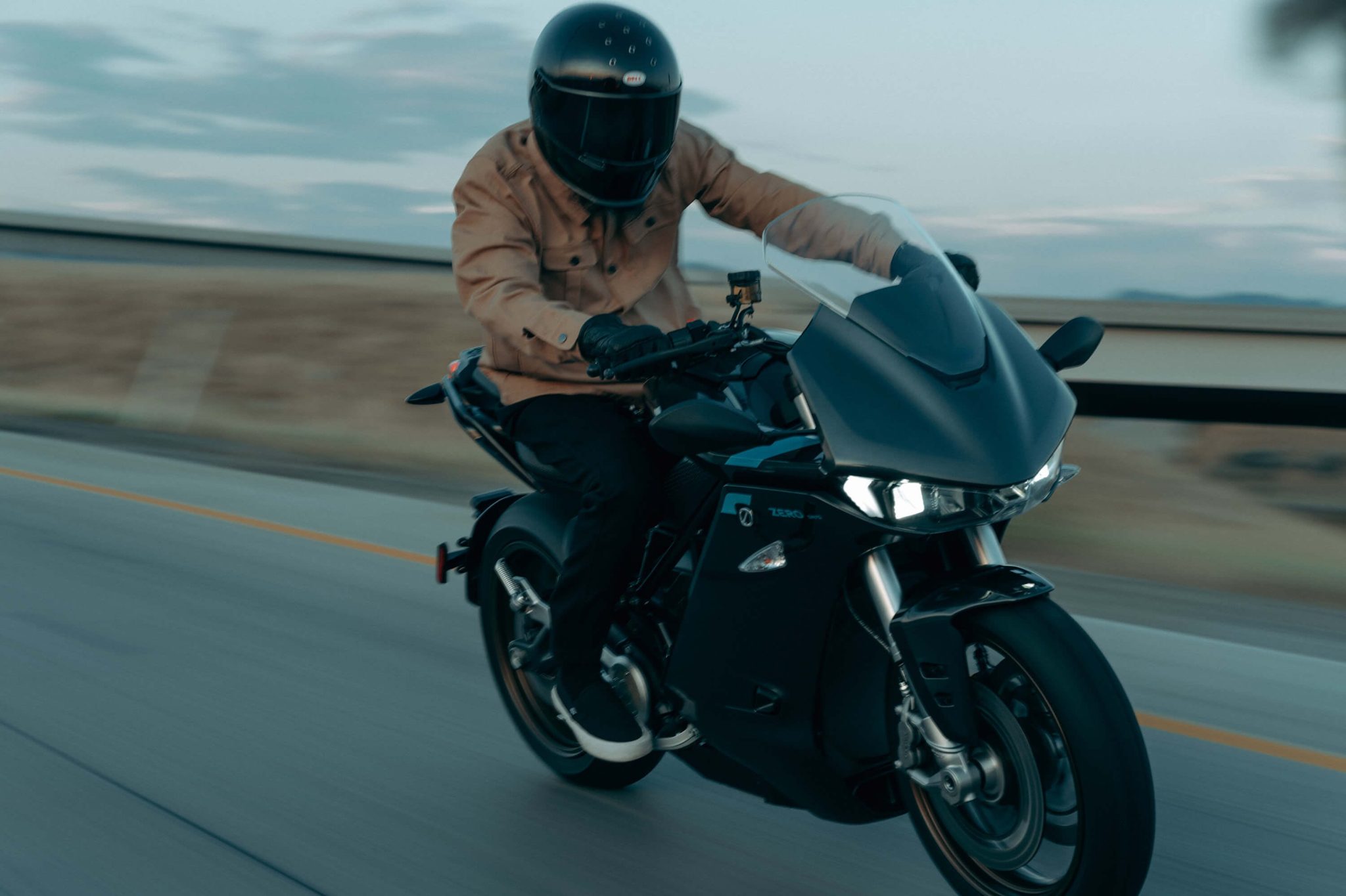 elektrische motor rijdend over het asfalt